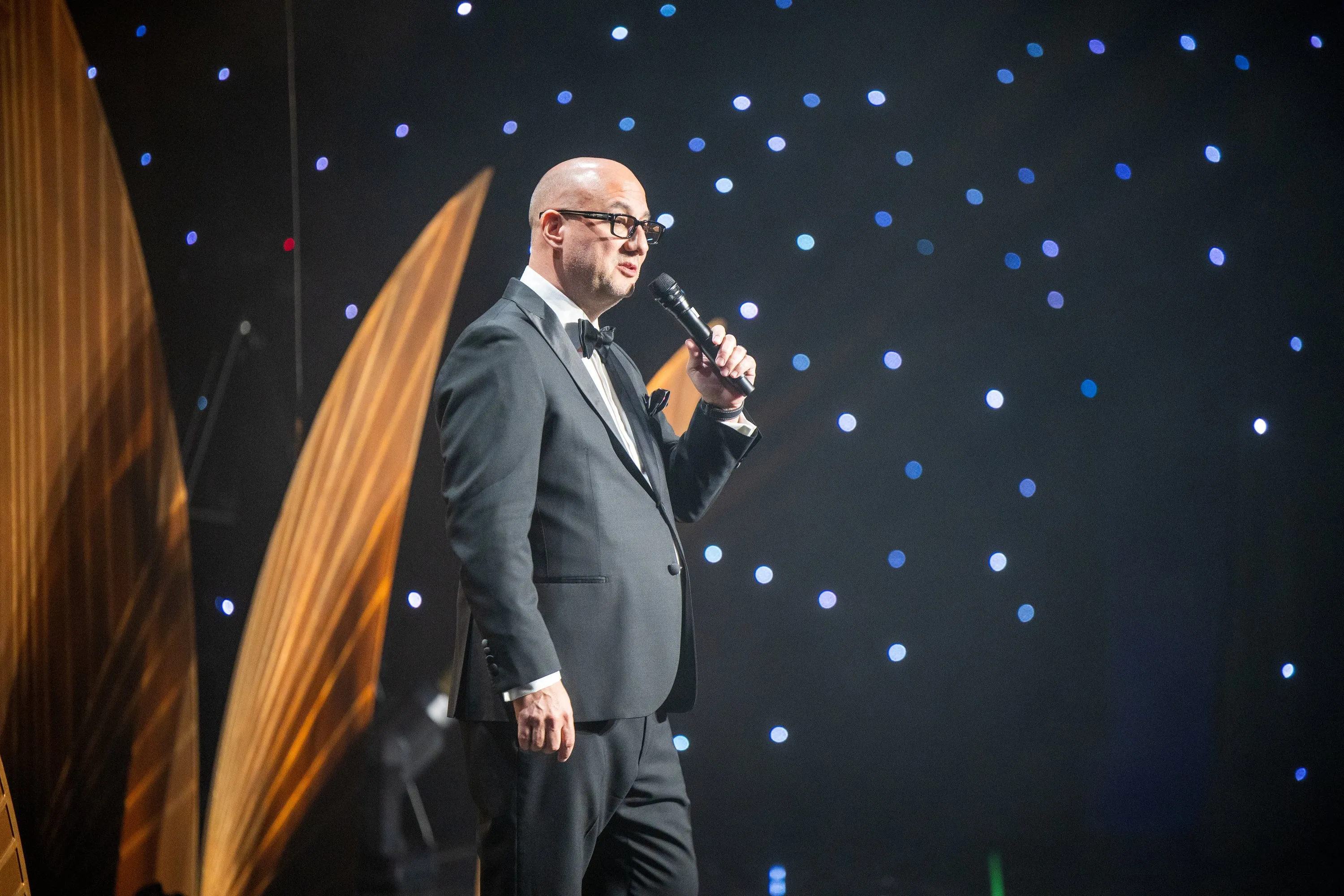Luis Giraldo at the microphone, Beverly Hilton stage